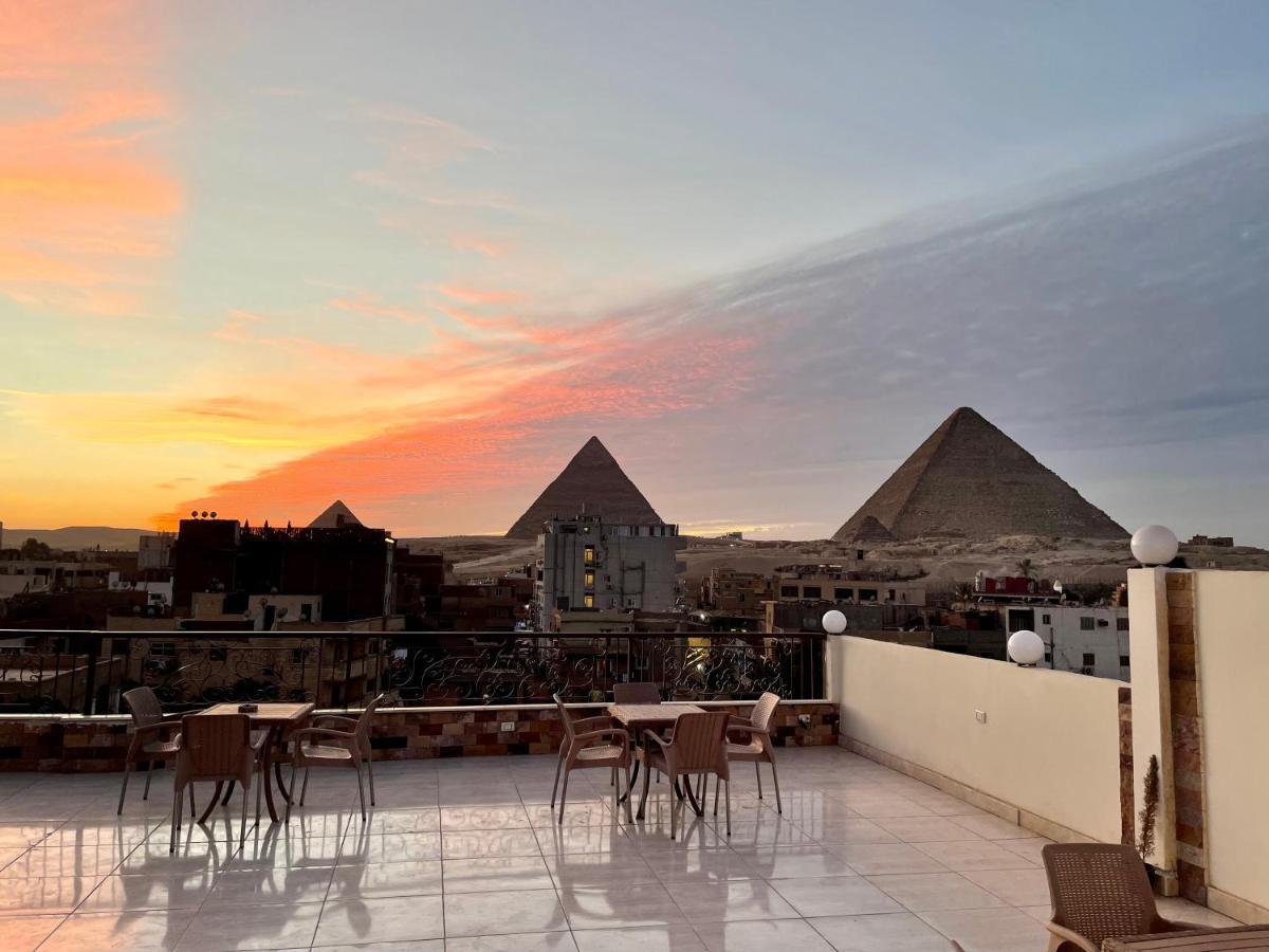 Pyramids Homeland * Le Caire