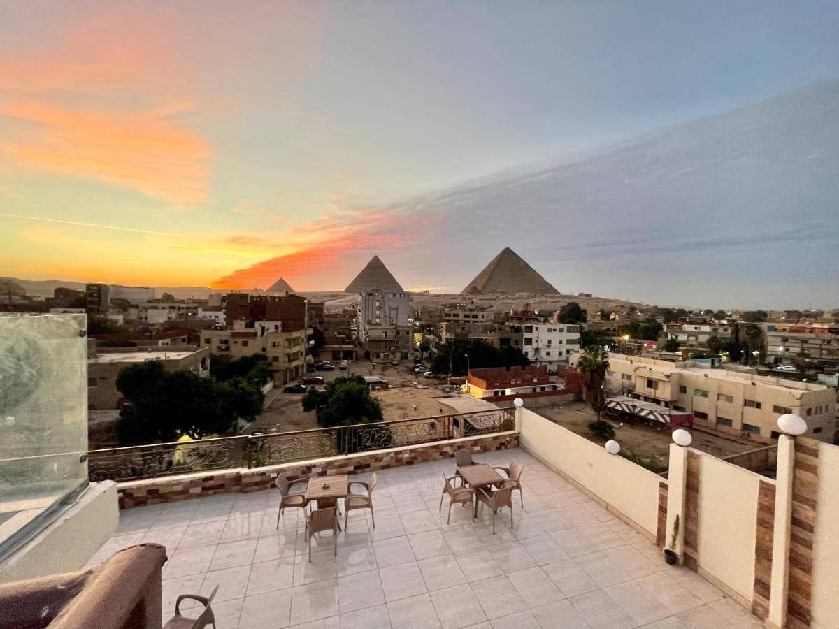 Pyramids Homeland * Le Caire